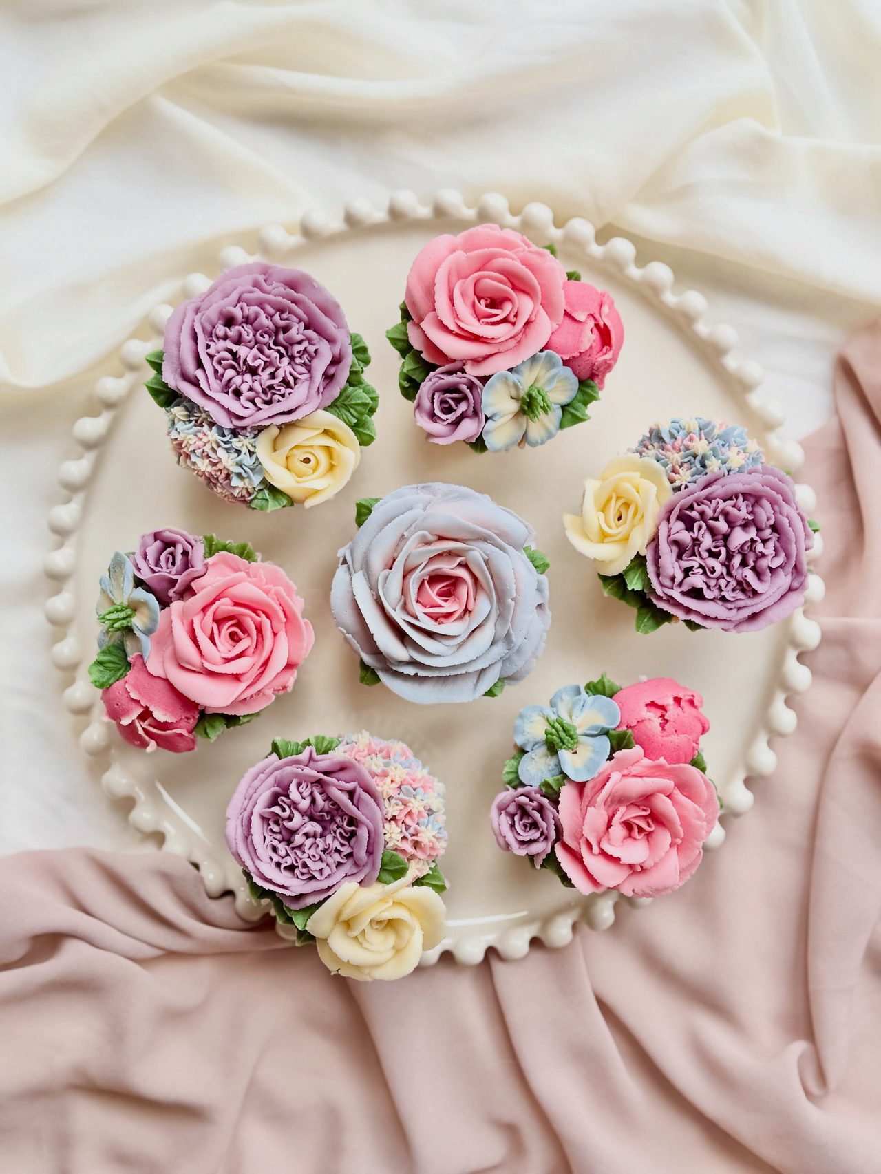 Buttercream flower round cake